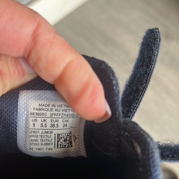 Ladies size 8, kids size 6 Velcro converse. - Picture 3 of 3